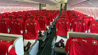 Überraschung im Flugzeug – Nach ruhigem Flug mit rotem Touch: Nati im WM-Camp angekommen