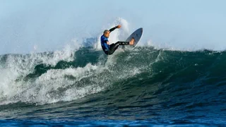 Zum 1. Mal überhaupt – Alarmstufe Rot: Surf-Wettbewerb wegen Biss gestoppt