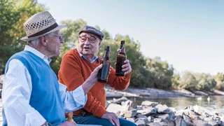 Fit und trinkfreudig – Warum aktive Senioren mehr Alkohol trinken