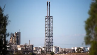 Feuer nicht unter Kontrolle – Ölraffinerie in Australien brennt