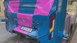 Premiere schiefgelaufen – Schweden: Selbstfahrender Bus bremst und wird von Tram gerammt