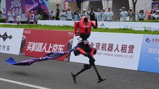 Roboter vs. Sportler – Roboter gewinnen Halbmarathon in Peking mit grossem Vorsprung