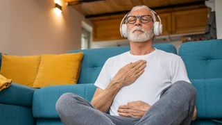 Autorin im Gespräch – Selbstfürsorge statt Rebellion: Macht Achtsamkeit unpolitisch?