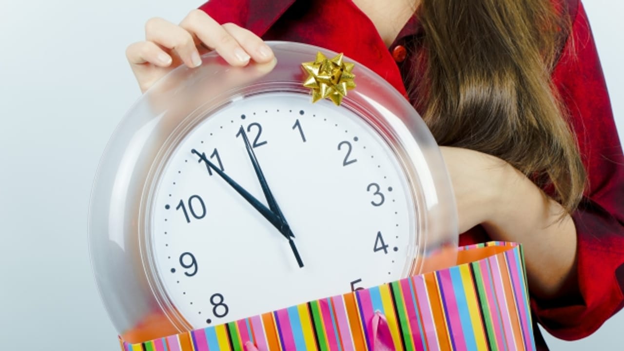 4 час в подарок. Часы в подарок. Нельзя дарить часы примета. Часы в подарок примета. Часы в подарок женщине приметы.