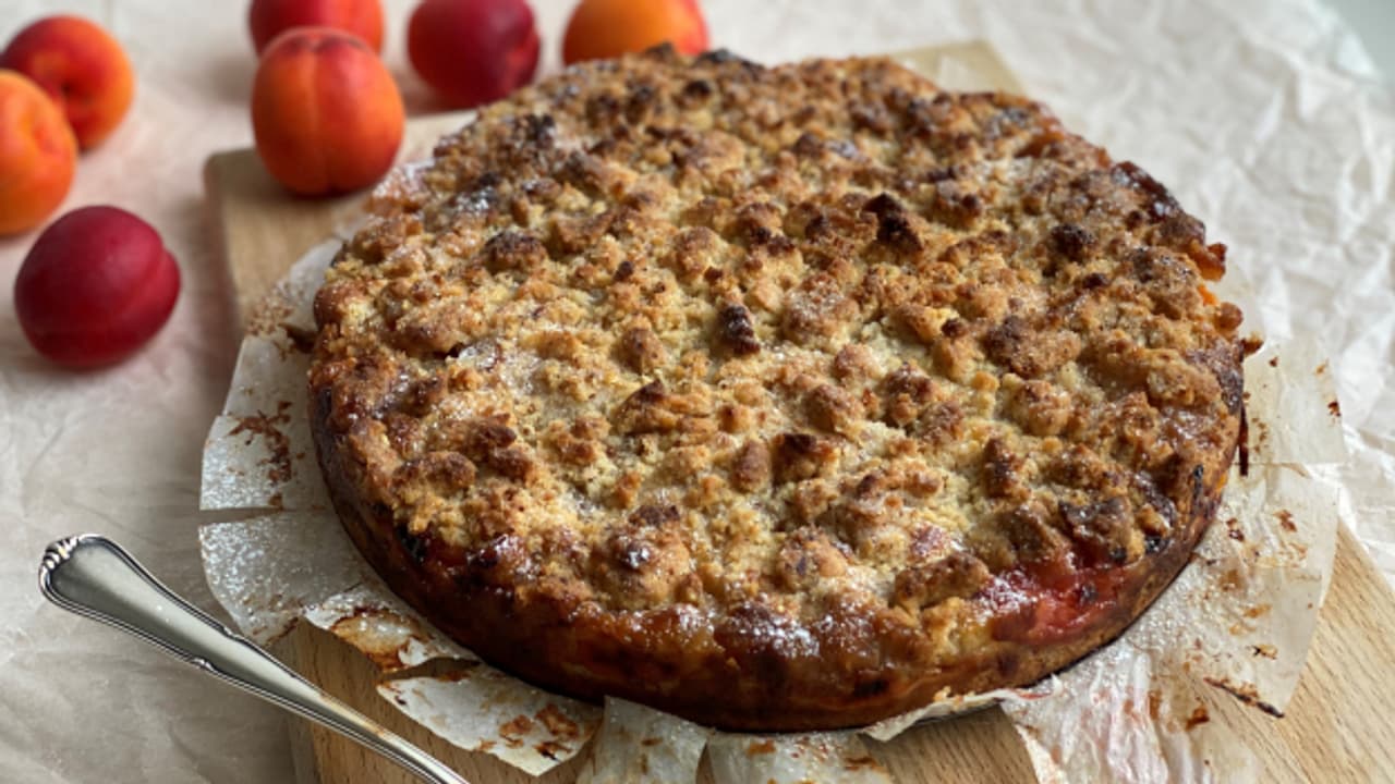 Wunderbarer Aprikosen-Crumble-Kuchen - A point - SRF