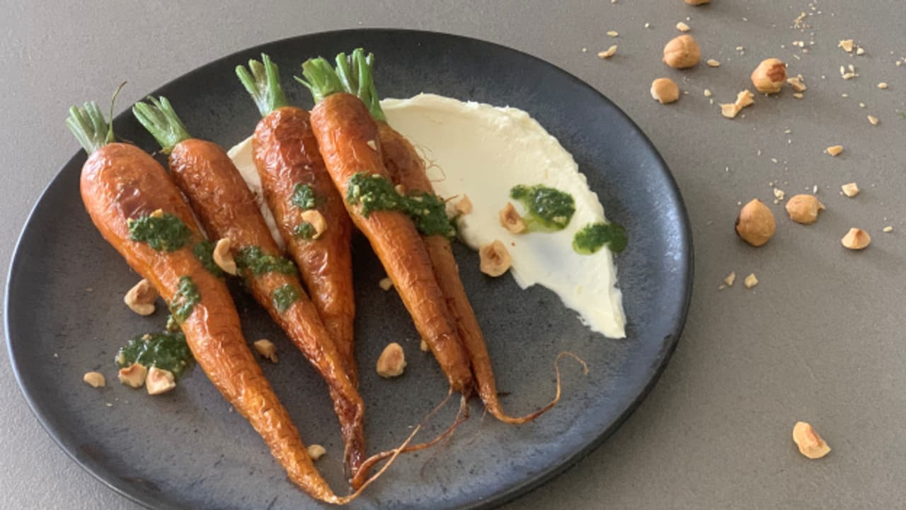Geschmorte Karotten mit Karottenkraut-Haselnuss-Pesto - A point - SRF