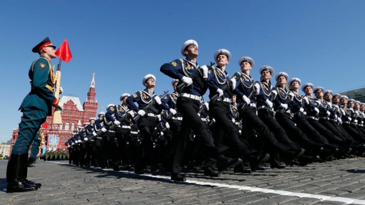 Парады 9 мая. Лучшие кадры парада победы. Девушки на параде победы. Быть при параде. Офицеры на параде.