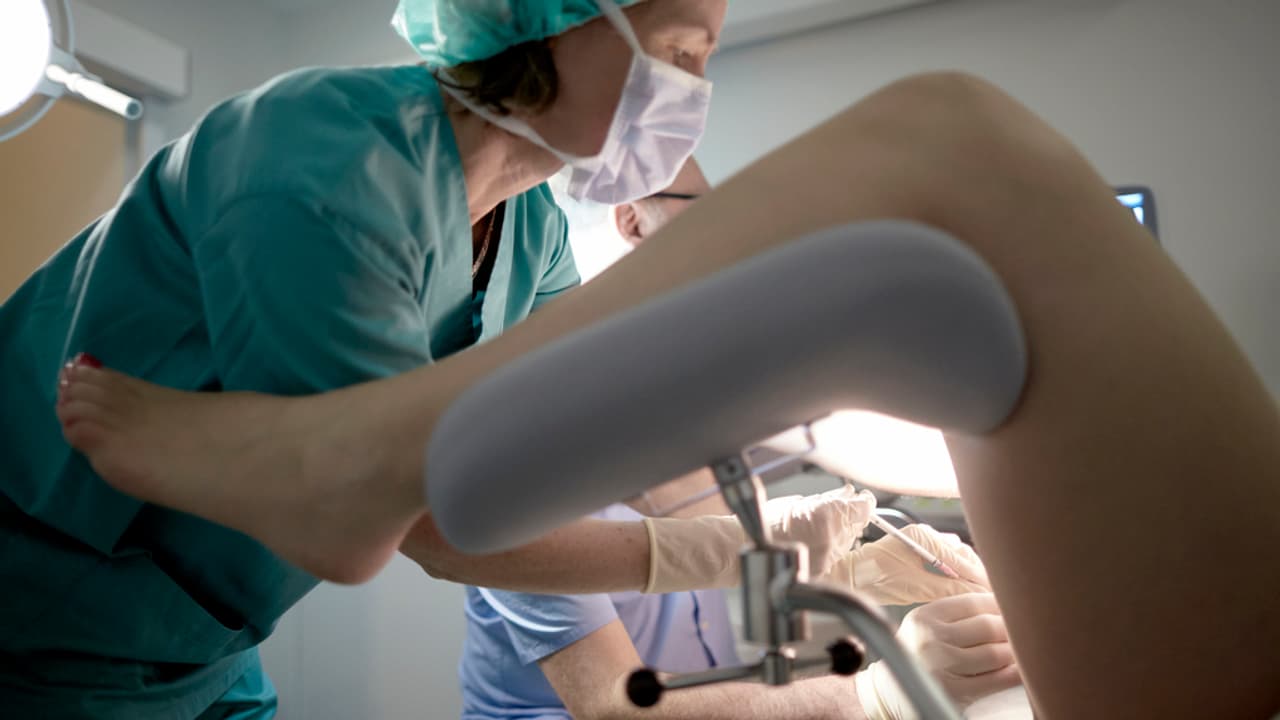 Auf dem Gynostuhl wird die Lesbenfotze bearbeitet 