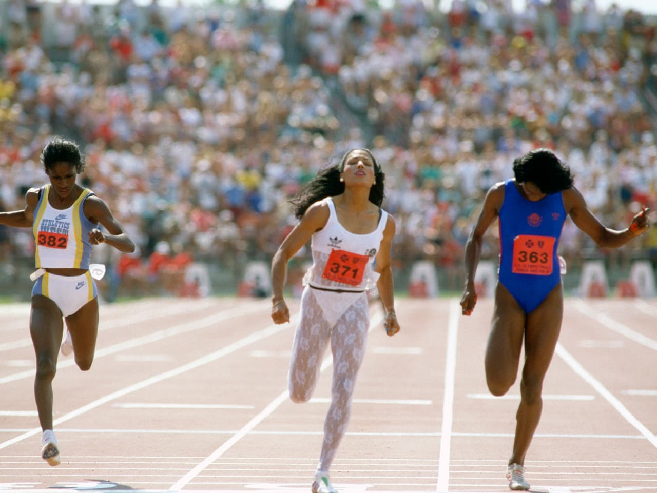 Flo Jo in einem schrillen, hautengen Laufanzug.