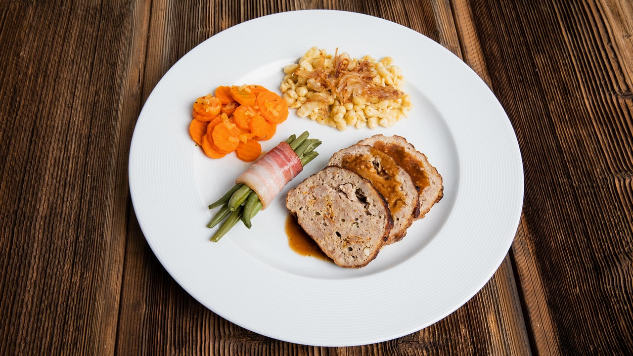 Rezepte 2020 - Hackbraten mit Knöpfli, Rüebli und Bohnen - SRF bi de
