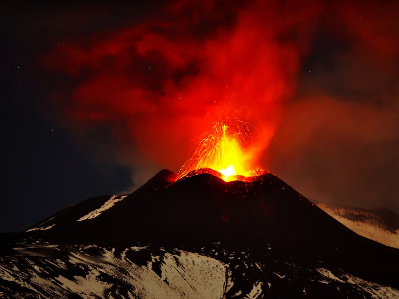 Panorama - Ätna sorgt für Spektakel auf Sizilien - News - SRF