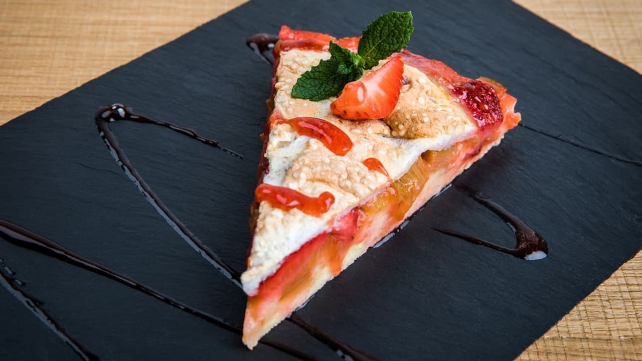 «Landfrauenküche» Rezepte 2022 - Lydias «Rhabarber-Erdbeerkuchen mit ...