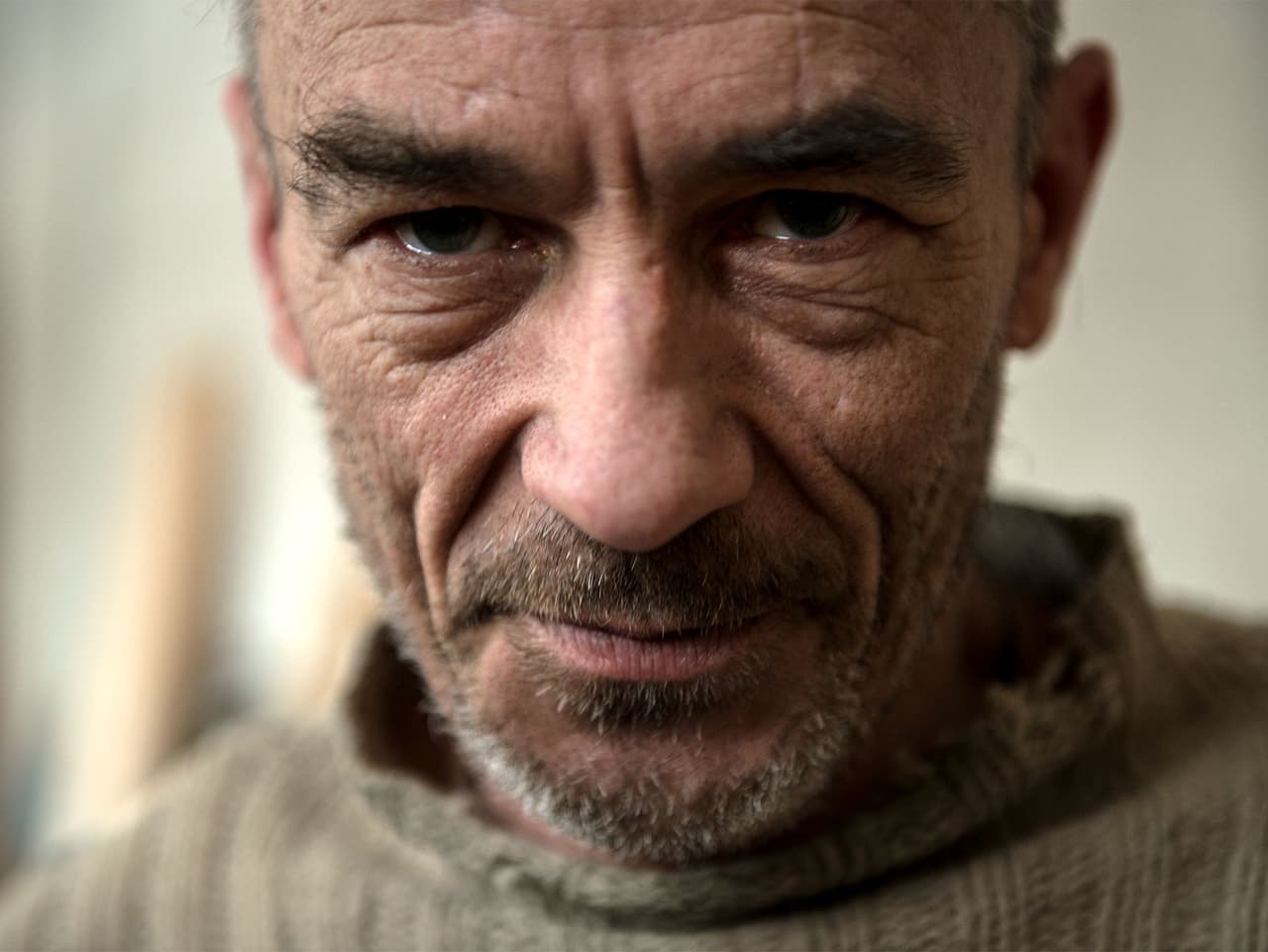 Kurzdoku «Julian» - Er träumt von einem Haus mit zwei Wänden - Kultur - SRF