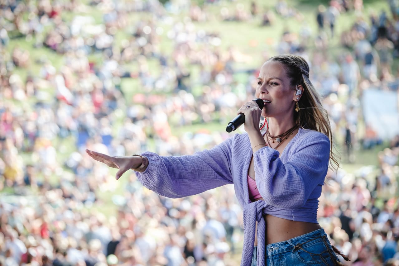 Ex-Miss-Schweiz - 10 Jahre Linda Fäh als Musikerin - News - SRF