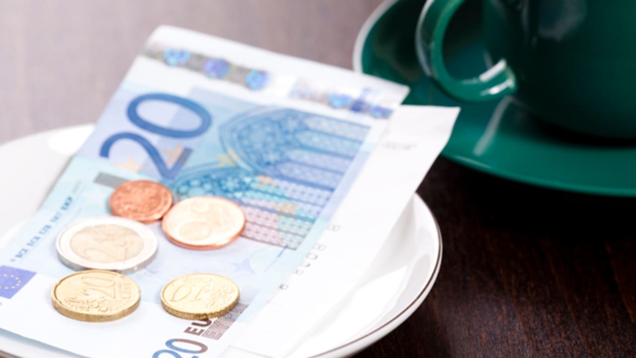 Geld - Wieviel Trinkgeld ist üblich? Drei Faustregeln helfen - Kassensturz Espresso - SRF
