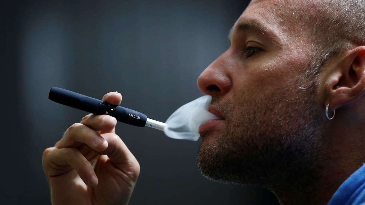 Почему мужчины курят. Курительные стики айкос. Курильщик айкос. Айкос вейп и электронная сигарета. Айкос люди.