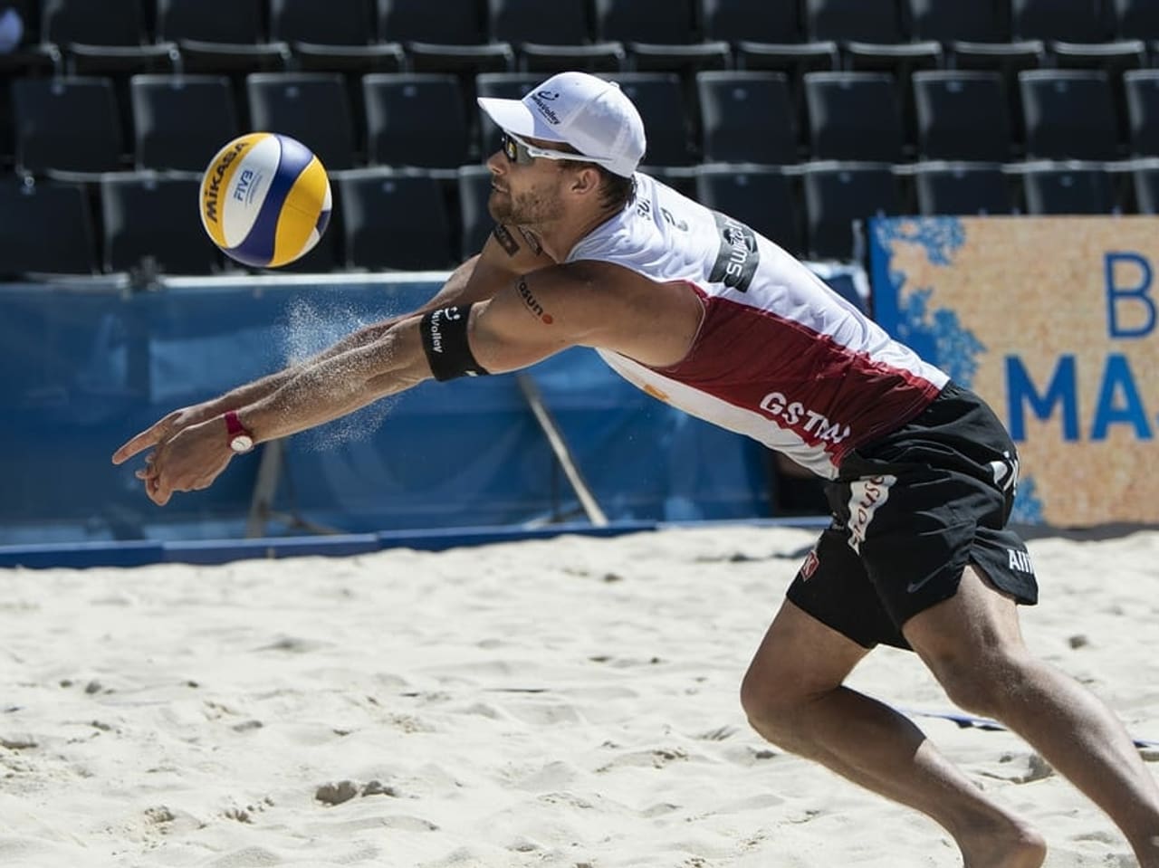 Männer an EM im Beachvolley Krattiger und Breer stehen im