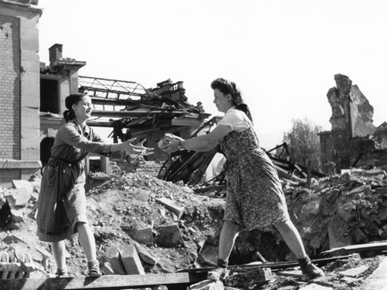 Der Krieg ist aus! - Das Trugbild der heldenhaften Trümmerfrau - Kultur ...