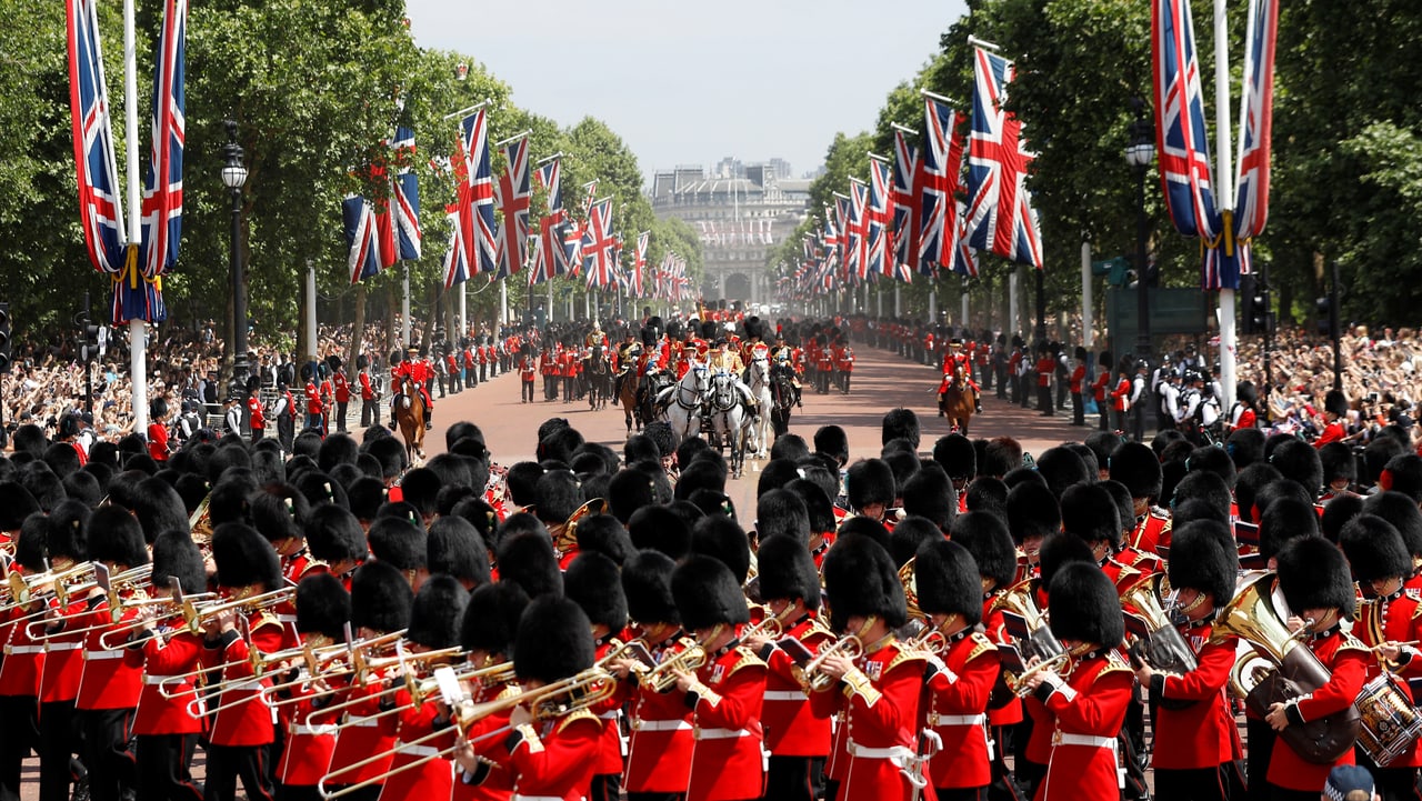 Шествие в честь елизаветы 2. События в великобритании. Парад в великобритании сегодня. Парад the trooping the colour. Церемония выноса знамени в великобритании лошади.