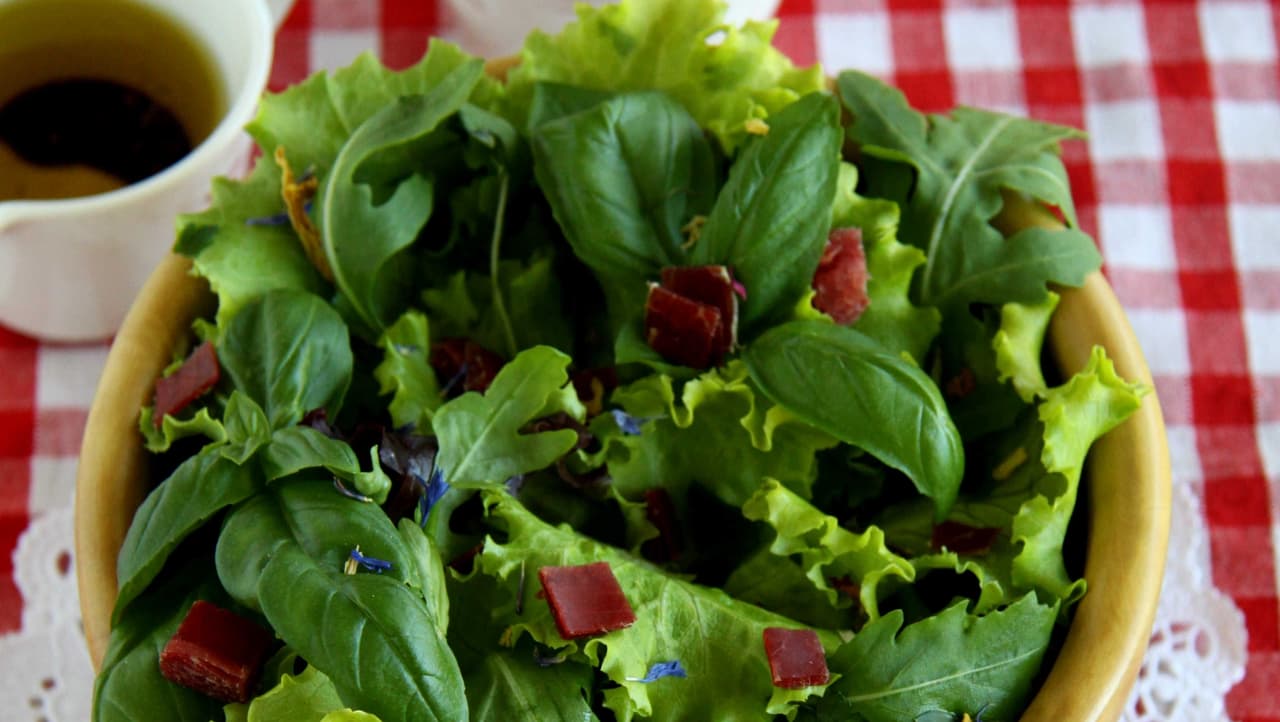 Rezepte 2010 - Salatbouquet aus dem Hausgarten mit Trockenfleisch - SRF ...