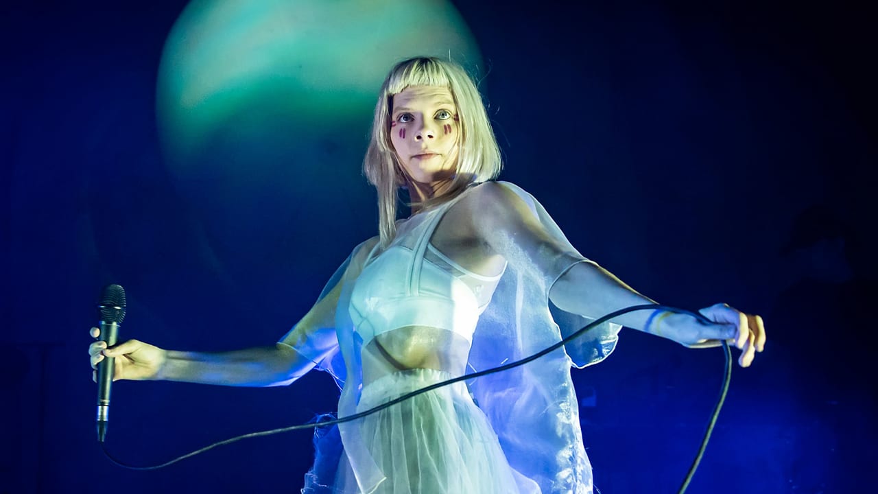 Pop-Phänomen AURORA - Umarmungen gibt's nur von ihrer Musik - Kultur - SRF