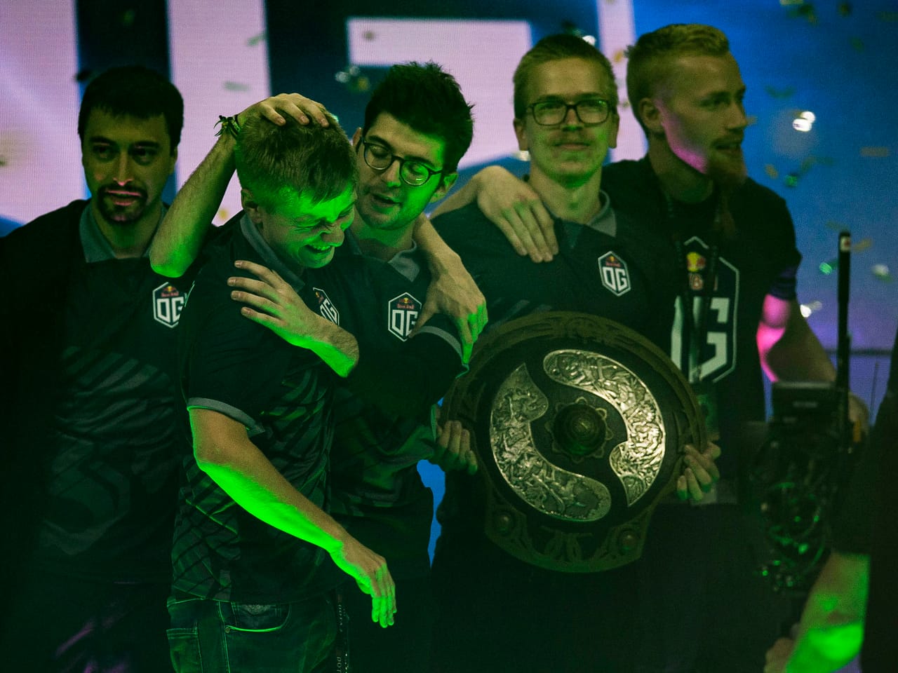 G2 og. Тим спирит АЕГИС. Og Dota 2 ti9. АЕГИС дота. Тим спирит поднимают АЕГИС.