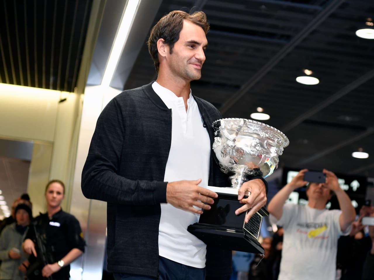 Roger Federer posiert mit dem Pokal. 