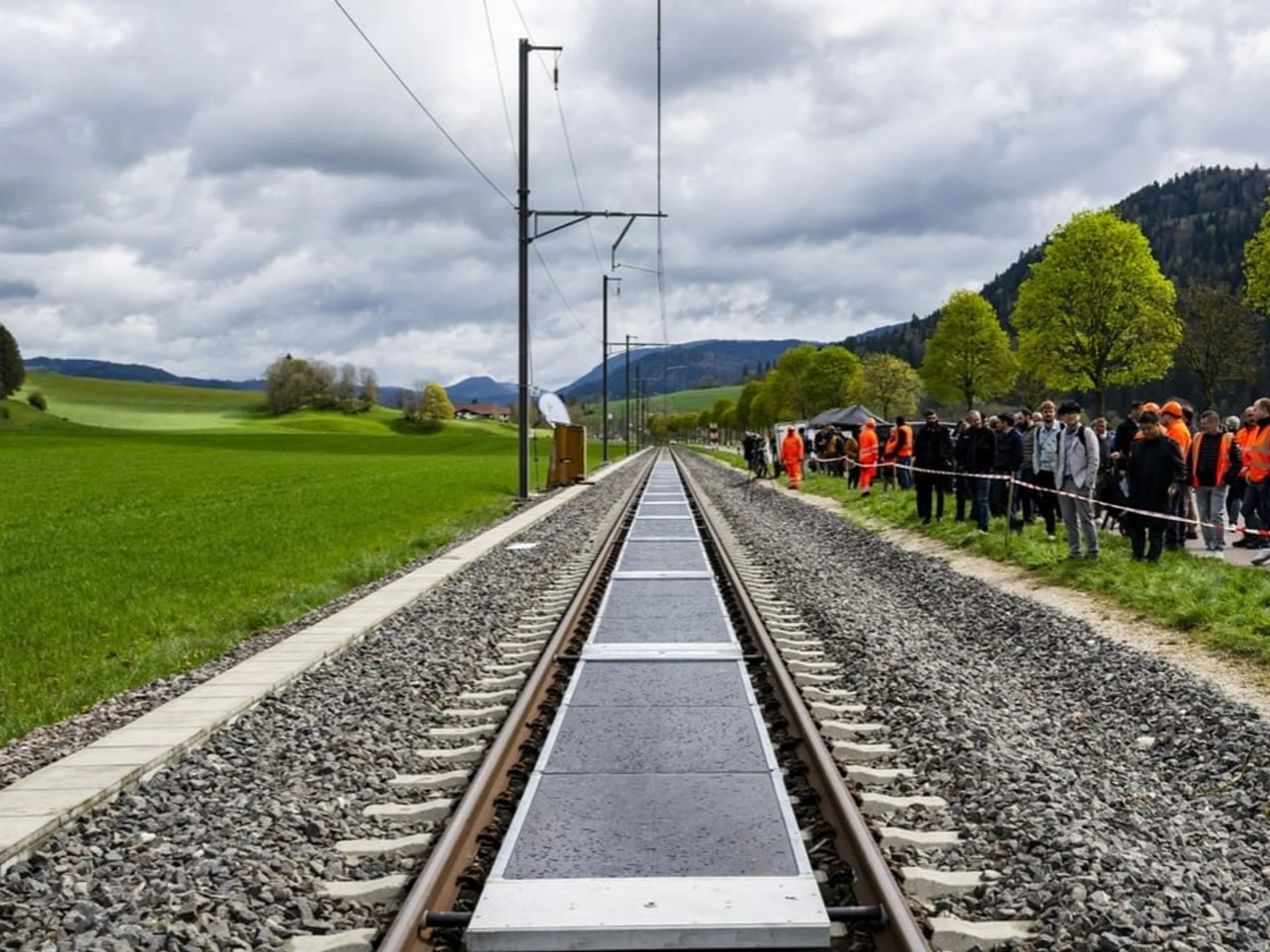 Schweiz: Positive Bilanz für Solarenergie auf Bahngleisen Schweiz: Positive Bilanz für Solarenergie auf Bahngleisen
