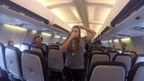 «Hi guys, I'm Martina» - Nati vergnügt sich im Flugzeug 