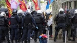 Polizei zwang Demonstranten zum Brechen der Hygieneregeln (Artikel enthält Video)