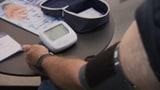 Viele Blutdruckmessgeräte messen im Test ungenau (Artikel enthält Video)