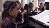 Video ««100 Kinder, 50 Pianos und 1 Star» - Lang Lang in Zürich» abspielen