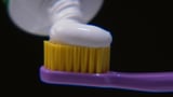 Zähneputzen ohne umstrittenen Weissmacher (Artikel enthält Audio)