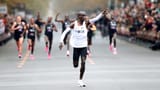 Kipchoge läuft Marathon als erster Mensch unter 2 Stunden (Artikel enthält Video)