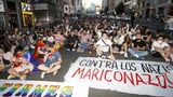 Nach tödlicher Attacke: Demonstrationen gegen LGBTQ-Hass (Artikel enthält Video)