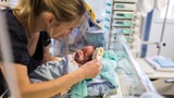 Sind Babys wochenlang im Spital, gibt es länger Geld für Mütter (Artikel enthält Video)