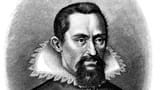 Johannes Kepler schreibt mit einer Feder.
