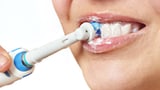 Elektrische Zahnbürsten im Test: Auch günstige putzen gut