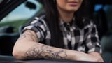 Migros-Angestellte muss Tattoo abdecken (Artikel enthält Audio)