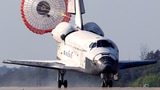 Das Space Shuttle öffnet bei der Landung einen grossen Bremsschirm.