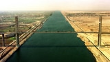 Bild von Suezkanal mit Brücke.