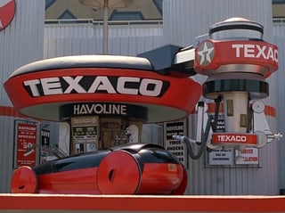 Futuristisches Auto an einer vollautomatischen Zapfsäule; gross angeschrieben mit «Texaco».