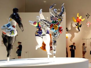 Werke von Niki de Saint Phalle in einer Ausstellung.