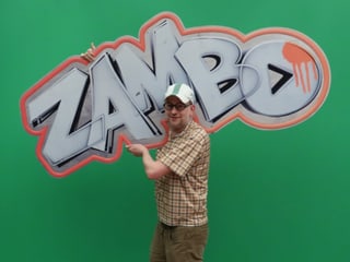 Geschichtenerzähler Michael mit dem Zambo-Logo Geschichtenerzähler Michael mit dem Zambo-Logo