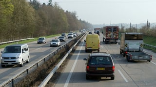 Fahrzeuge auf Autobahn.