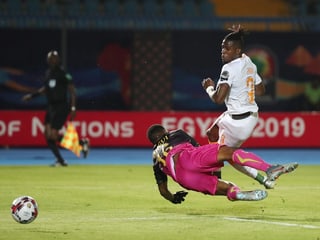 Wilfried Zaha (rechts) düpiert Malis Torhüter Djigui Diarra. Wilfried Zaha (rechts) düpiert Malis Torhüter Djigui Diarra.