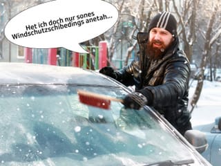 Man putzt vereiste Windschutzscheibe. Man putzt vereiste Windschutzscheibe.