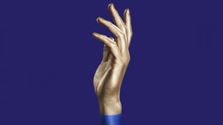 Eine Hand vor blauem Hintergrund