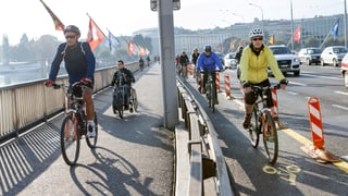 Eine Strasse und ein Trottoir in Zürich. Auf beiden fahren Velofahrer. Eine Strasse und ein Trottoir in Zürich. Auf beiden fahren Velofahrer.