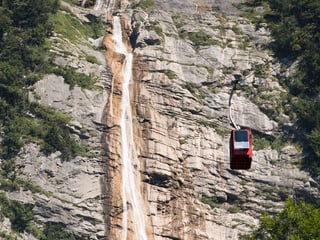 Eine Gondel über einem Wasserfall.